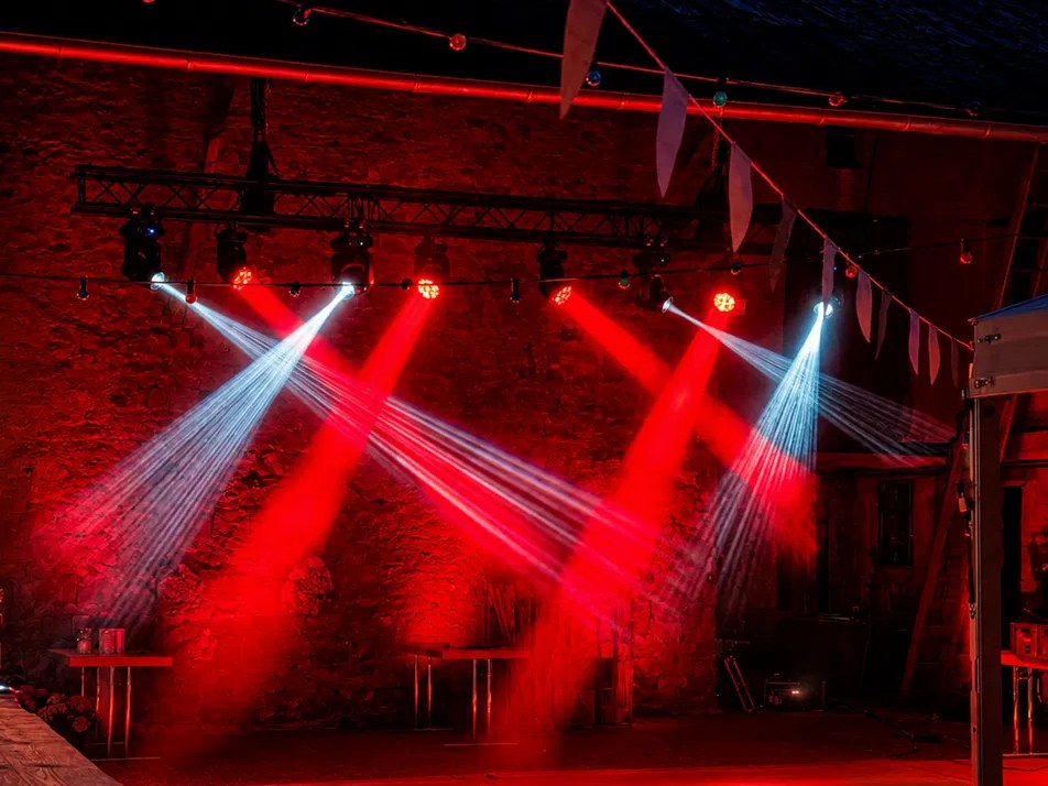 Moving-Head-Lichtshow auf der Tanzfläche